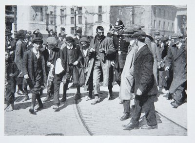 Drukke straat tijdens de opstand, uit An Illustrated Record of the Sinn Fein Revolt in Dublin, April 1916 door Irish Photographer